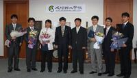 An Administrative Staff of Business School, Jum Bok Kang, won a Commendation from President Seo